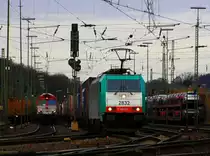 Die Cobra 2832 f�hrt mit einem Containerzug von Aachen-West nach Belgien auf dem neben Gleis steht die Class 66 PB03  Mireille  von Crossrail mit einem Silozug und wartet auf die Abfahrt nach Belgien.
4.12.2011