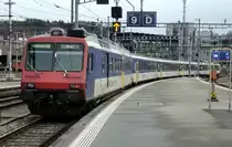 RBe 540-er Sandwiches sind bekannt. Seltener sind Kompositionen mit je einem RBDe 560 an beiden Enden. Am 06.12.2011 verl�sst ein RE nach Olten mit dem RBDe 560 100-0  Luino  (schlecht sichtbar) und dem schiebenden RBDe 560 130-7  Les Geneveys s/ Coffrane  den Bahnhof Luzern.