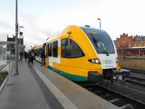 Probebetrieb f�r die ODEG am 05.12.2011 auf der Strecke Brandenburg HBF Rathenow hier eingefahrender GTW 2/6 646 043 im Bahnhof von Rathenow