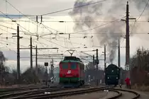 Lokwechsel in Korneuburg. W�hrend 1110 524 einen Sonderzug zum Advent von Wien S�dbahnhof (Ostseite) nach Korneuburg gebracht hatte, wartet 52 100 schon, um den Zug nach Retz zu bringen. Die Aufnahme enstand am 04.12.2011.