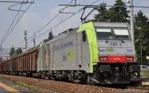 Re 486 502 mit G�terzug bei der Durchfahrt in Stresa.