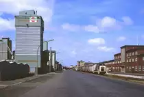 360 110 rangiert im Cuxhavener  Neuen Fischereihafen  im Verlauf der Neufelder Straße, 26.05.1989.


