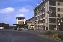 360 110 rangiert im Cuxhavener  Neuen Fischereihafen  im Verlauf der Neufelder Straße, 26.05.1989.

