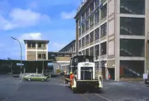 360 110 rangiert im Cuxhavener  Neuen Fischereihafen  im Verlauf der Neufelder Straße, 26.05.1989.