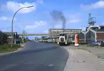 360 110 rangiert im Cuxhavener  Neuen Fischereihafen  im Verlauf der Neufelder Straße, 26.05.1989.