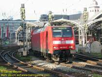 146 018-7 mit RE 1 nach Bielefeld bei der Ausfahrt aus K�ln Hbf.
Fotografiert am 01.12.2002 um 11:21 Uhr. Verschlusszeit: 1/160.