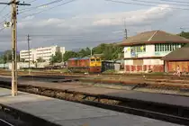 GEA 4542 (Co'Co', de, General Electric, Bj.1995) am 18.Juni 2011 beim Stellwerk im Bf. Kaeng Khoi Junction. 

