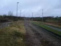 Nun erkennt man das fr�hre Gleis 1,in Sagard,nur noch an dem Schotterbett was noch �brig geblieben ist.Aufnahme vom 02.Dezember 2011.