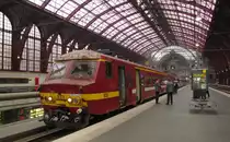 SNCB 833 als L 2564 nach Puurs, in Antwerpen Centraal; 23.11.2011