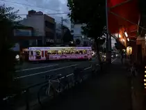 Wagen 101 der Arashiyama-Bahn (im Volksmund  Ran-Den  genannt) auf der Kreuzung von Kyoto-Saiin. Nun ist es Zeit, mich mit den auf der sch�nen Laterne angepriesenen gebratenen Nudeln zu st�rken. 17.Juni 2011. 