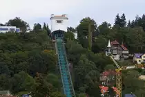Die Bergstation der Schwebebahn Dresden, welche die Stadtteile Loschwitz und Oberloschwitz verbindet. Grunds�tzlich nach den gleichen Prinzip aufgebaut, wie auch die Wuppertaler Schwebebahn, verf�gen die Wagen jedoch im Gegensatz zu dieser �ber keinen eigenen Antrieb und werden, wie auch die der unmittelbar benachbarten Standseilbahn �ber einen Seilzug bewegt. Die Aufnahme erfolgte am 06.10.2011 auf der Elbe vom Fahrgastschiff  August der Starke  aus.