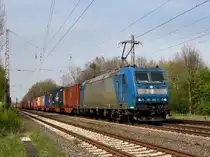 Die 185 514 am 28.04.2010 mit einem Containerzug unterwegs bei D�rverden.