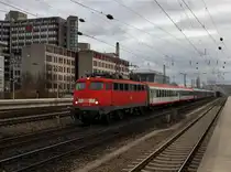 Die 110 457 am 04.12.2011 mit einem Sonderzug bei der Durchfahrt am Heimeranplatz (M�nchen).