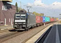 185 563-4 mit Containerzug in Fahrtrichtung S�den. Aufgenommen am 21.10.2011 in Eichenberg.