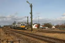Im Bahnhof T��ling erh�lt 247 045-8 am 08.12.11 mit ihrem kurzen Kesselzug nach Burghausen Ausfahrt.