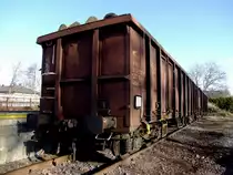 Eanos, 3156(SK-ZSSKC)5377162-8 steht mit Rundholz beladen, am Bhf. Ried zur Entladung bereit;111202