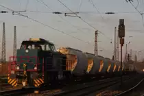 Die Neusser Eisenbahn Mietlok 275 501 (ex Chemion) am 18.11.11 mit einem leeren Kalkstaubzug auf dem Weg ins Kalkwerk nach W�lfrath.Aufgenommen in Duisburg-Bissingheim.