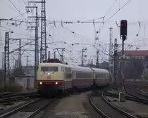 103 184-8 erreicht am 26. November 2011 mit TEE 5461 nach Regensburg Hbf den N�rnberger Hbf.