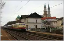 Die 103 235 war am 8. Dezember 2011 bei der R�ckfahrt von Wien Franz Josefs Bahnhof nach Hamburg. Die Aufnahme zeigt den Zug bei der Durchfahrt in Klosterneuburg-Kierling. 