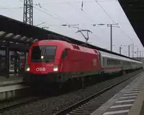 Die letzte planm��ige �BB Taurus Leistung vor den Intercity Z�gen in der Pfalz und 1016 009 stand mit dem IC 2055 Saarbr�cken - Stuttgart am 09.12.2011 in Kaiserslautern Hbf