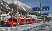 Zwischen dieser und der vorhergehenden Aufnahme in Preda liegen nur 16 Minuten Fahrzeit und der 5866m lange Albulatunnel. Nebel in Preda und Sonne in Samedan.
Hier sah ich per Zufall den ersten vierteiligen Allegra 3101 ABe 4/16 f�r den Churer S-Bahn Verkehr. (08.12.2011)