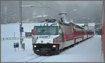 Kalt ist es am Ausgang des Albulatunnels in Preda, wo uns RE1128 mit Ge 4/4 III 651  Fideris  begegnet. (08.012.2011)