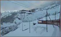 In den Kehren oberhalb Berg�n schraubt sich RE1121 in die H�he. Das Dorf auf der Anh�he heisst Latsch. (08.12.2011)