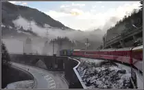 Nebelschwaden h�ngen in der Schinschlucht als RE1121 mit Ge 4/4 III 652  Vaz/Obervaz Lenzerheide-Valbella  den Soliserviadukt �berquert.
Dieser Viadukt hat ein Schattendasein hinter der Strassenbr�cke, ist aber mit einer H�he von 89m die h�chste RhB Br�cke. (08.12.011)