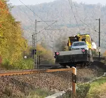 Keine Parkplatzprobleme hat der F�hrer dieses ROBEL Bau-Fahrzeugs von Strukton. Er nimmt sein Auto einfach gleich mit ;) Gesehen am 28.10.2011 bei Kleinvach.