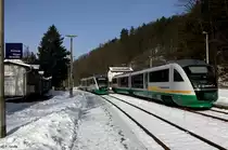 Desiro 642 818-8 Vogtlandbahn / ARRIVA VT18  als VBG 81028 Weischlitz - Gera und Desiro 642 321-3 Vogtlandbahn VT 21 als VBG 81023 Gera - Weischlitz, Elstertalbahn KBS 541 Gera - Plauen - Weischlitz, fotografiert bei Kreuzung im Bhf. Barthm�hle am 01.02.2011 