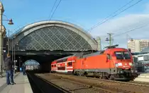 182 017 mit der S1 Sch�na, erhielt aufgrund des nochnicht eingetroffenen Sonderzuges ebenfalls viel Aufmerksamkeit der Fotografen.
Dresden 10.12.11