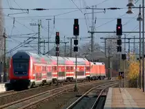 S1 nach Sch�na gezogen von 182 017 bei der Ausfahrt aus dem Dresdner Hbf. am 10.12.11
Dresden
