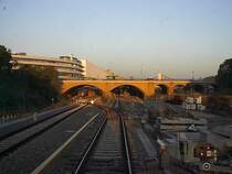 Die Br�cke am S-Bahnhof Gesundbrunnen von der (k�nftigen) Strecke Wedding - Gesundbrunnen aus gesehen bei Sonnenaufgang am 12.10.2001