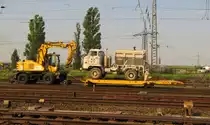 Ein Atlas 1304K der Gleisbau Weimar mit einem L60 der BZH GmbH 25 auf der Fahrt zu einer Gleisbaustelle in Gro�korbetha; 26.08.2011
