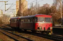 MAN zieht Uerdinger, nicht gerade allt�glich! RSE MAN Vt25 zieht VEB Vt98 Steuerwagen am 10.12.2011 bei Bonn-Beuel. Die Reise ging zum allj�hrlichen Weihnachtsmarkt nach Aachen.