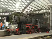 Die Betzdorfer 52 8134-0 als DPE24247 mit dem Post-Christkind Express nach Engelskirchen am 10.12.2011 in K�ln Hbf