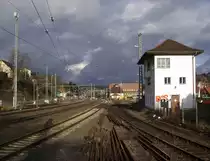 Blick am 10. Dezember 2011 bei interessanter Lichtstimmung auf den Bahnhof Kronach! W�hrend links die gleise der Hauptstrecke (M�nchen-)Lichtenfels - Saalfeld(-Berlin)  Frankenwaldbahn  zu sehen sind, f�delt sich rechts das Gleis der Nebenbahn Kronach - Nordhalben  Rodachtalbahn  ein.
