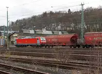 185 402-5 (TRAXX F140 AC2) der DB Schenker Rail Danmark Services A/S - D�nemark (Ein Joint-Venture von DB Schenker Rail und Green Cargo) mit Getreidesilowaggon Tagnoos 898 Ganzzug, f�hrt am 10.12.2011 durch Betzdorf/Sieg.