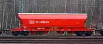 Gedeckter Sch�ttgutwagen mit schlagartiger Schwerkraft-Mittenentladung, mechanischem Klappenverschlusssystem und vier Rads�tzen (Getreidesilowaggon Tagnoos 898) 0651 246-1 der DB Schenker.