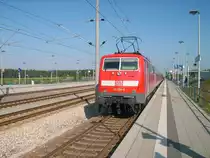 111 056-8 steht am 24.09.2011 mit dem Allersberg-Express im Bahnhof Allersberg (Rothsee) auf der Neubaustrecke N�rnberg - Ingolstadt. Nach kurzem Aufenthalt geht es dann wieder zur�ck nach N�rnberg Hbf. 