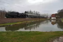 52 100 war am 10.12.2011 mit R 17744 (Wien Heiligenstadt - Sch�nberg/Kamp) unterwegs. Die Aufnahme enstand kurz vor Kritzendorf.