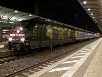 Der letzte samst�gliche verkehrende IC 2282 Saarbr�cken - Kassel Wilhelmsh�he stand am 10.12.2011 mit der geflickten 101 141-0 (Bahn Azubis gegen Hass und Gewalt) in Kaiserslautern Hbf