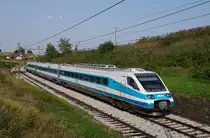 Die slowenische Staatsbahn SZ besitzt f�r den gehobenen Schnellzugvekrehr 6 ? von Fiat Ferroviaria Italia im Jahr 2000 gefertigte Pendolinos mit der Bezeichnung 310. 
Die dreiteiligen Triebz�ge sind 82,3 Meter lang und haben ein Gesamtgewicht von 153 Tonnen. Ihre H�chstgeschwindigkeit betr�gt 200 km/h, kann aber in Slowenien nicht ausgefahren werden. 
Fr�her waren die Pendolinos bis nach Venedig auf der S�dbahn unterwegs. Heute sind ihre Hauptdestinationen Marburg-Laibach und saisonal Laibach-Koper. 

Hier ein Bild des 310 003 unterewgs als S2 19 von Marburg nach Laibach, fotografiert in Cre�njevec. (17.09.2011)