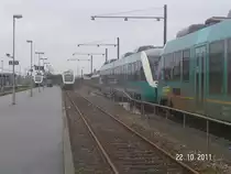 Westj�tland in Privatbahnhand. Die Bahngesellschaft ARRIVA bedient ein Gro�teil der Verbindungen im Nahverkehr. Und so ist auch der Bahnhof Struer am Limfjord zur H�lfte mit Triebwagen von ARRIVA belegt. Wetter leider tr�b. 22.10.2011.