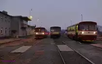 Chornice in M�hren, im November 2011 ist dieser Nebenbahnknoten noch in Betrieb und es gibt hier Zugtreffen. Ab dem 11.12.11 findet hier kein regul�rer Personenverkehr mehr statt.
Hier treffen sich links der CD-810 645 mit Beiwagen 24-29 021 (Btax780), der als Os24716 von Prostejov nach Chornice fuhr und rechts der CD-810 325 der als Os24736 Velke Opatovice-Ceska Trebova unterwegs ist.
2011-11-17 Chornice(Kornitz)