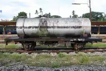Obwohl eigentlich ein ท.ค. (ท.ค. =O.T./Oil Tank Wagon) ist der ข.ต.1652 (ข.ต. =L.S./Low Sided Wagon) mit der Bezeichnung des Ursprungswaggon angeschrieben. - Surat Thani Station am 23.August 2011.