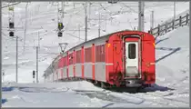 R1636 nach St.Moritz verl�sst die Station Ospizio Bernina 2253m. Man k�nnte meinen es sei die Erdkr�mmung, die man hier sieht, aber es ist nur die Einfahrt ins Gef�lle vom h�chsten Punkt des RhB Netzes Richtung Engadin. (08.12.2011)