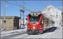 Ein Allegra nach Poschiavo h�lt in Ospizio Bernina vor der Pyramide des Piz Albris 3165m. (08.12.2011)