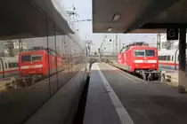 Doppeltes Gl�ck. Eine abgestellte 120 in M�nchen Hauptbahnhof! Nein, DIE 120: 120 501-2. Das Gl�ck lie� sich durch einen, auf Abfahrt wartenden, ICE  verdoppeln  Aufgenommen am 30.10.2011.