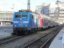 Wenigstens ein kleines buntes Highlight konnte ich beim kurzen Aufenthalt in M�nchen Hbf festhalten. Nach Ankunft und Fahrtrichtungswechsel stand 111 017-0 noch eine ganze Weile bis zur Planabfahrt nach Salzburg Hbf. Nur das Licht wurde zusehends weniger.